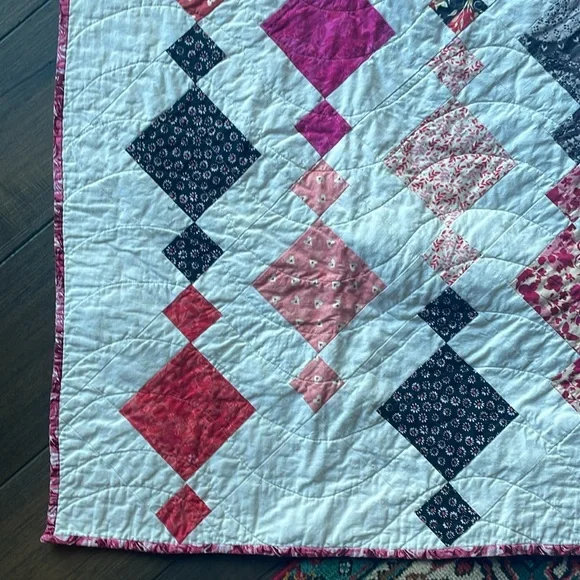 Handmade Chandelier Quilt Throw Blanket White Black Pink Red  (DOG NOT INCLUDED) - Picture 3 of 12